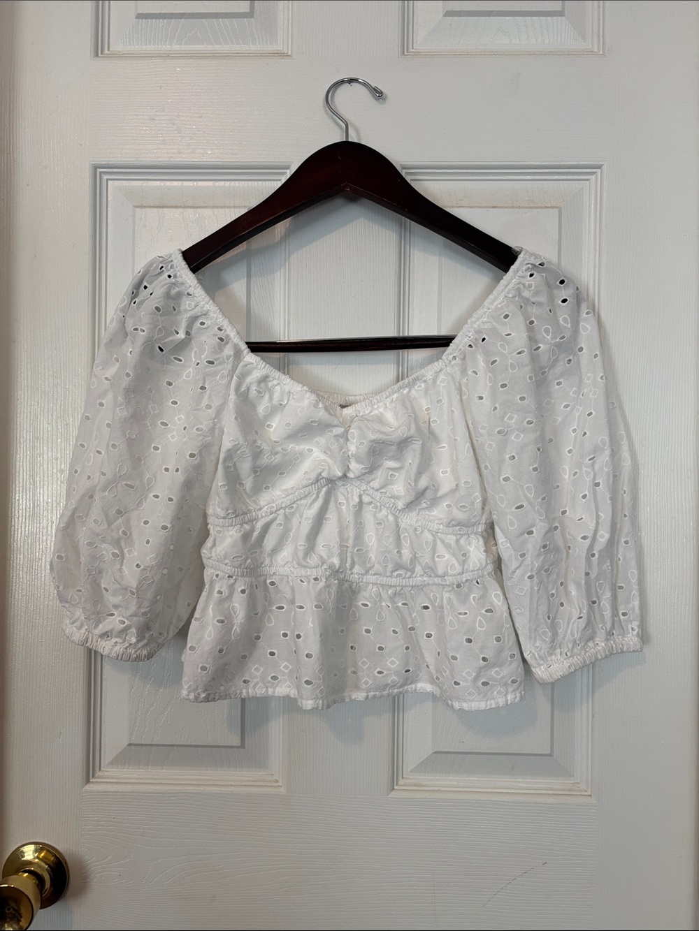 Beautiful and Feminine White Eyelet Peplum Puff Sleeve Top. Size XS- A New Day - Picture 1 of 6